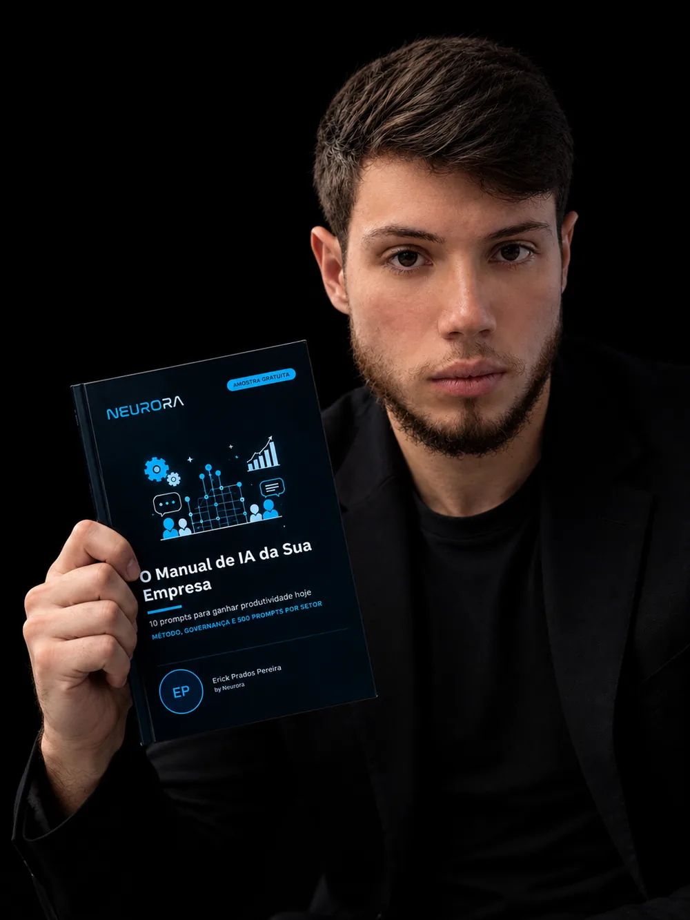 Erick Prados Pereira segurando um exemplar de O Manual de IA da Sua Empresa