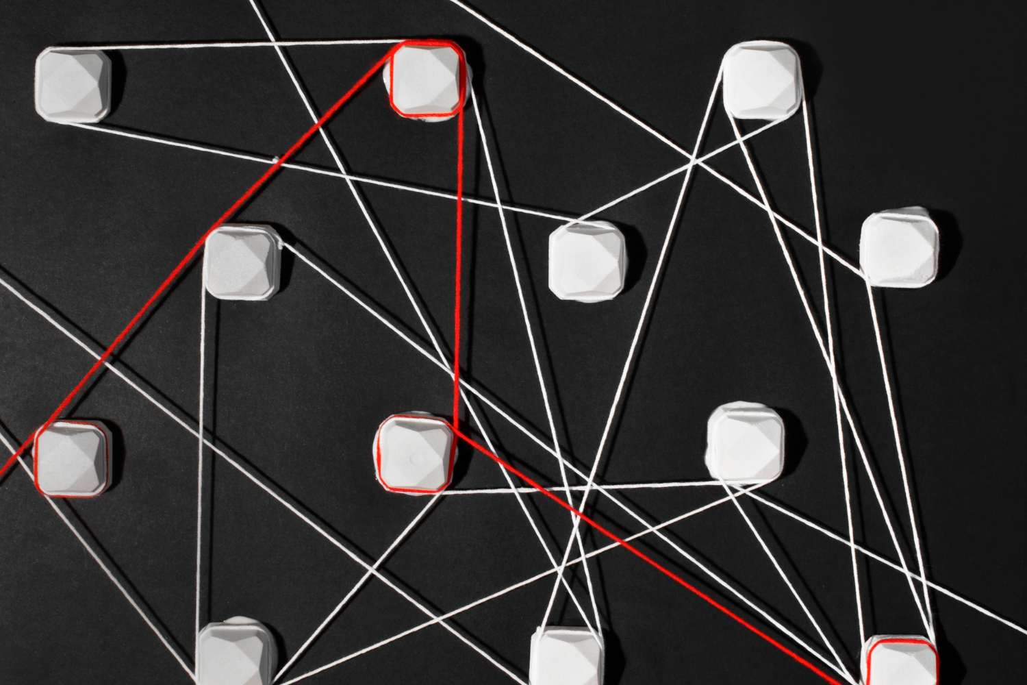 Visualização abstrata de uma rede neural processando múltiplos caminhos possíveis e destacando o mais provável vermelho.
