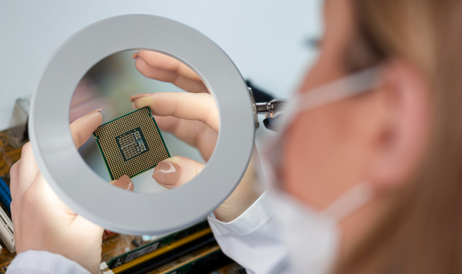 Um processador sendo inspecionado em ambiente estéril, ilustrando a complexidade da fabricação de chips.