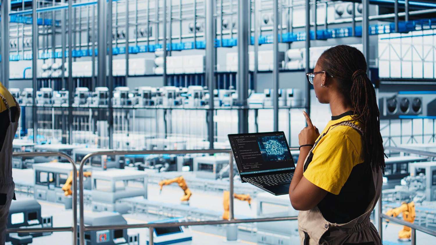 Uma mulher segurando um tablet em frente ao interior de uma industria tecnologica.