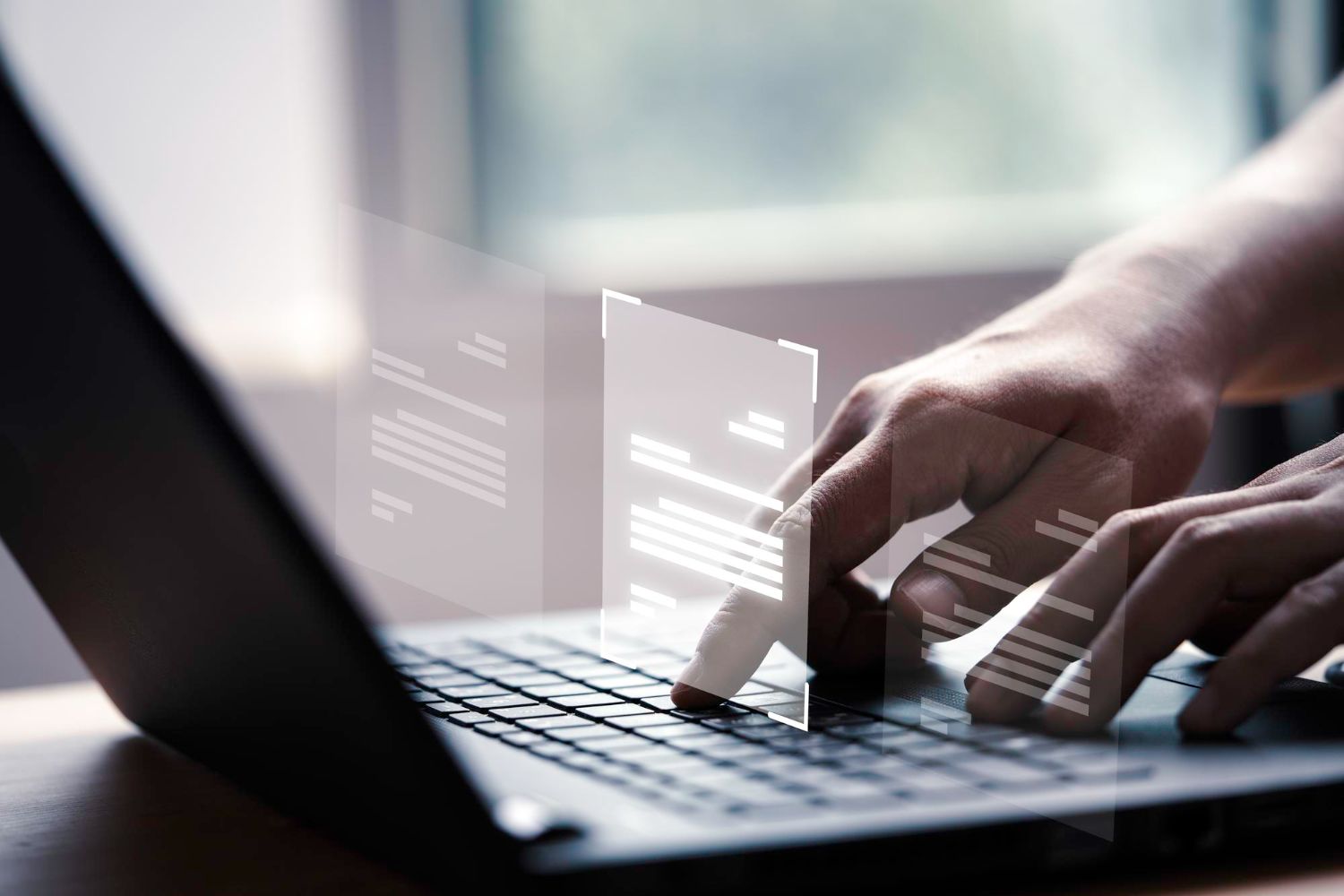 Uma mão digitando em um teclado de notebook com hologramas de documentos sobre o teclado